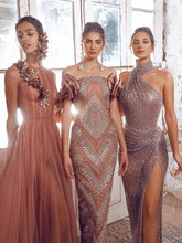 Romantisches Abendkleid mit Pailletten und Schlitz